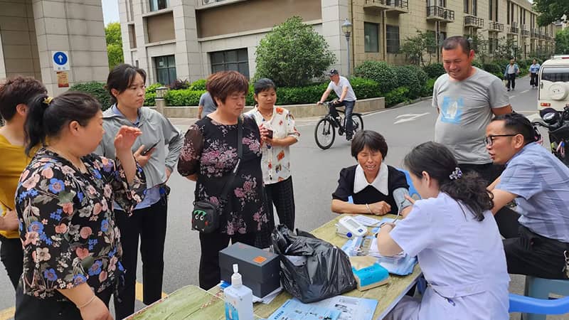 关注皮肤病健康——临泉华康皮肤病医院医护进社区义诊