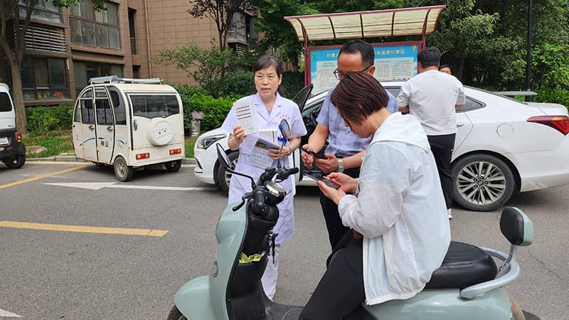 关注皮肤病健康——临泉华康皮肤病医院医护进社区义诊