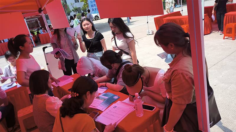 临泉华康皮肤病医院在阜阳卫校校园招聘会现场